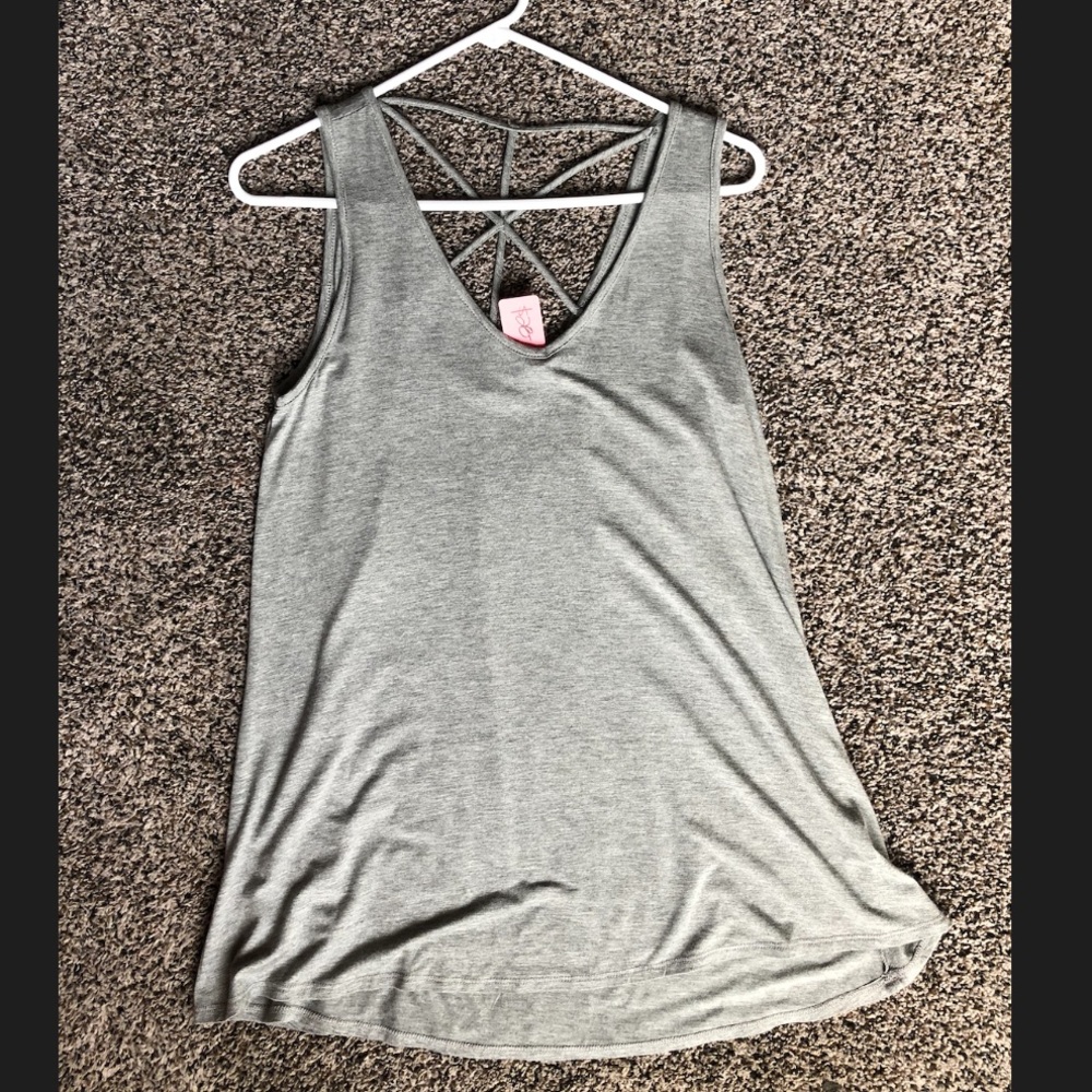 Flowy crossback tank